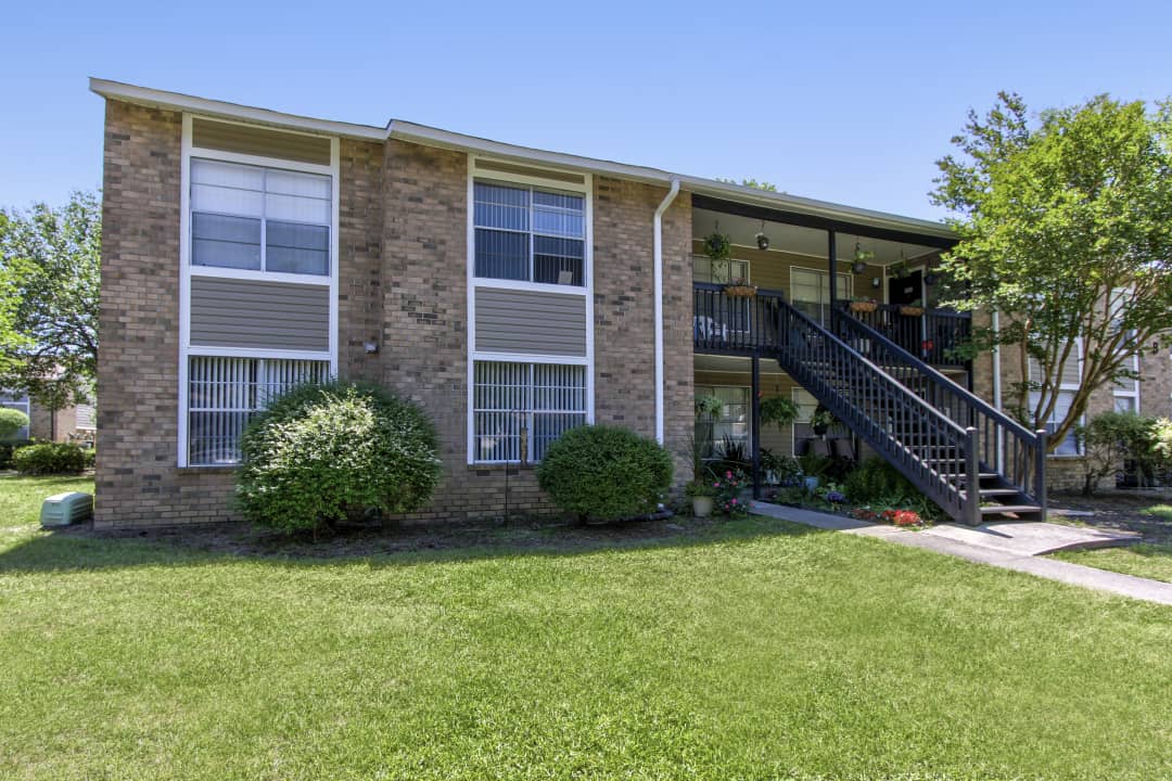 building at Chester Place Apartments located in Charleston, SC 29418
